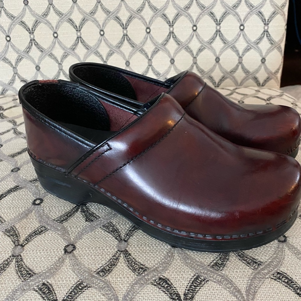 Dansko clog. Size 41. Some wear on the back of the left shoe.